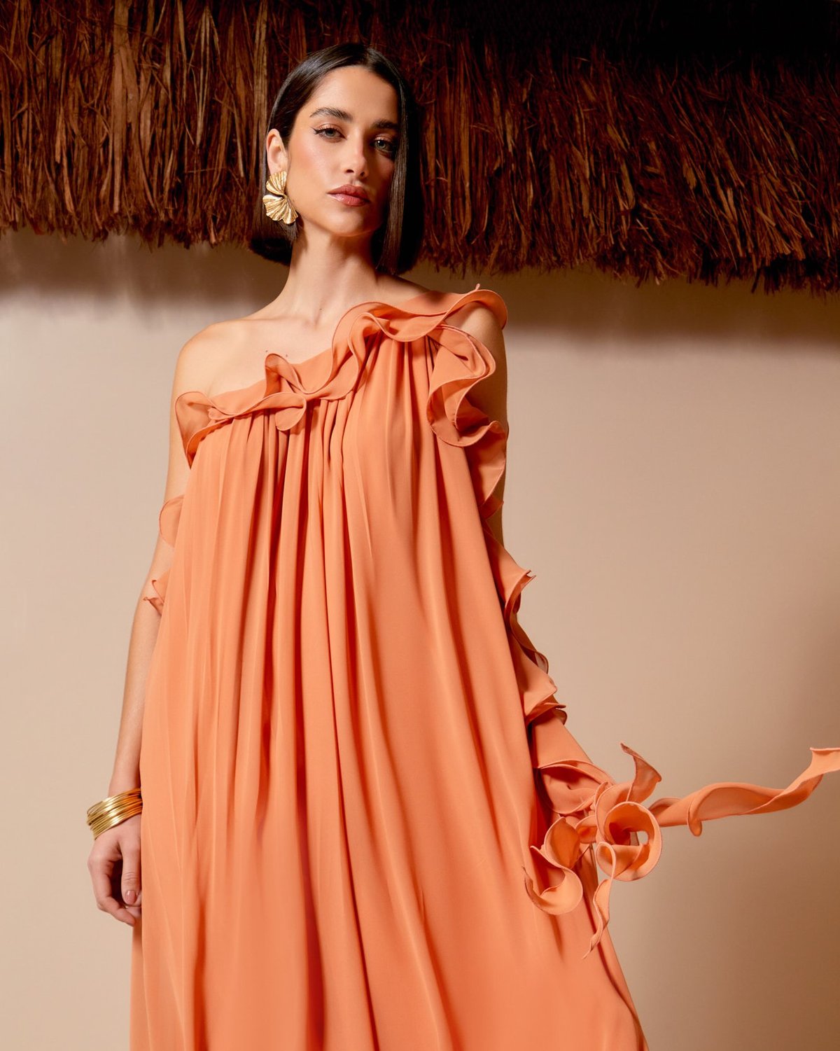 Laranja vira protagonista e dita tendência para looks da temporada