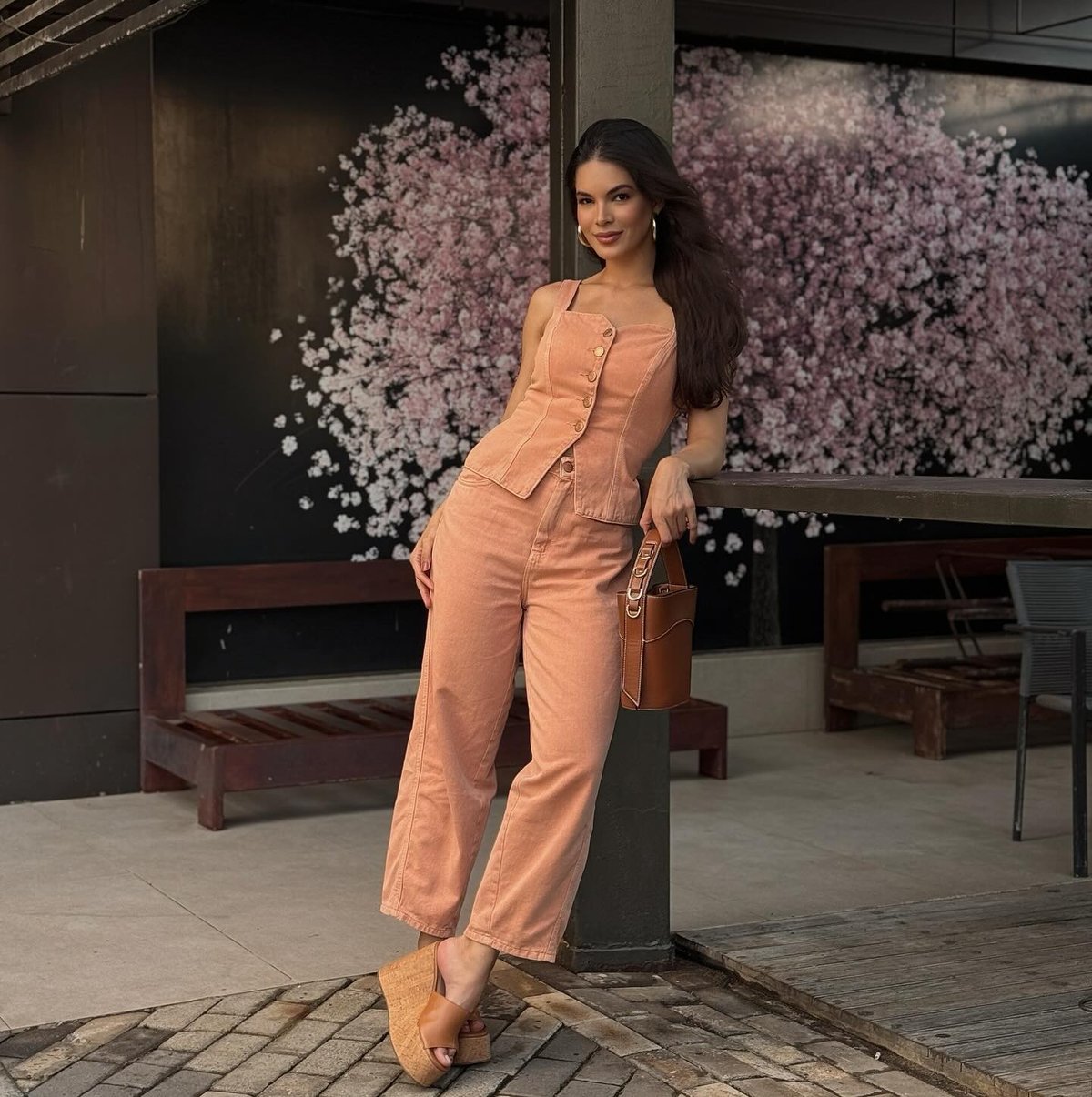 Laranja vira protagonista e dita tendência para looks da temporada