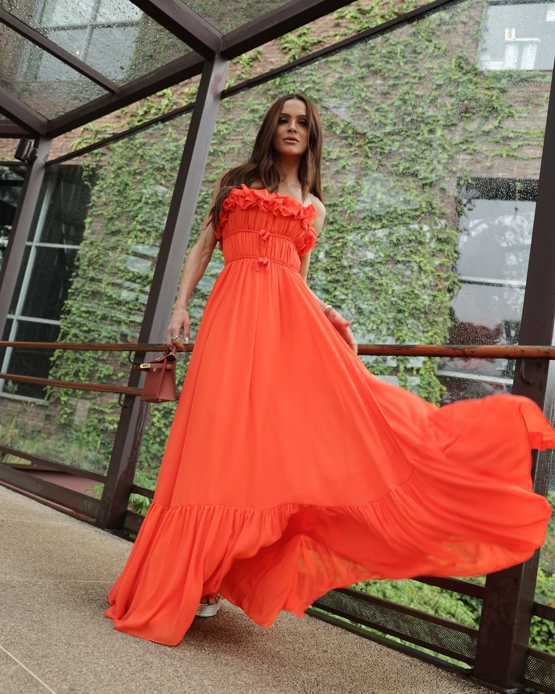 Laranja vira protagonista e dita tendência para looks da temporada