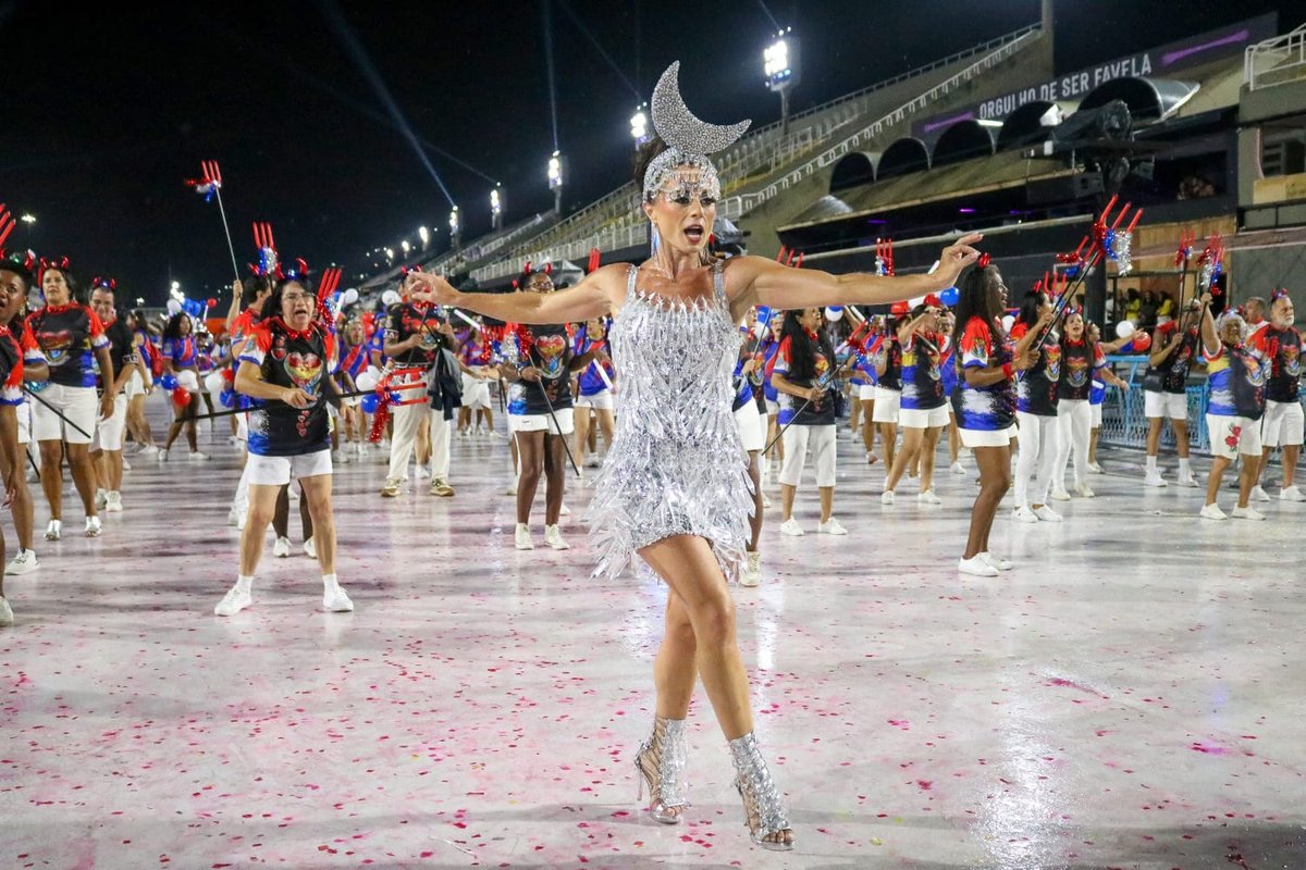Tatiana Breia desfila em duas escolas na Sapucaí