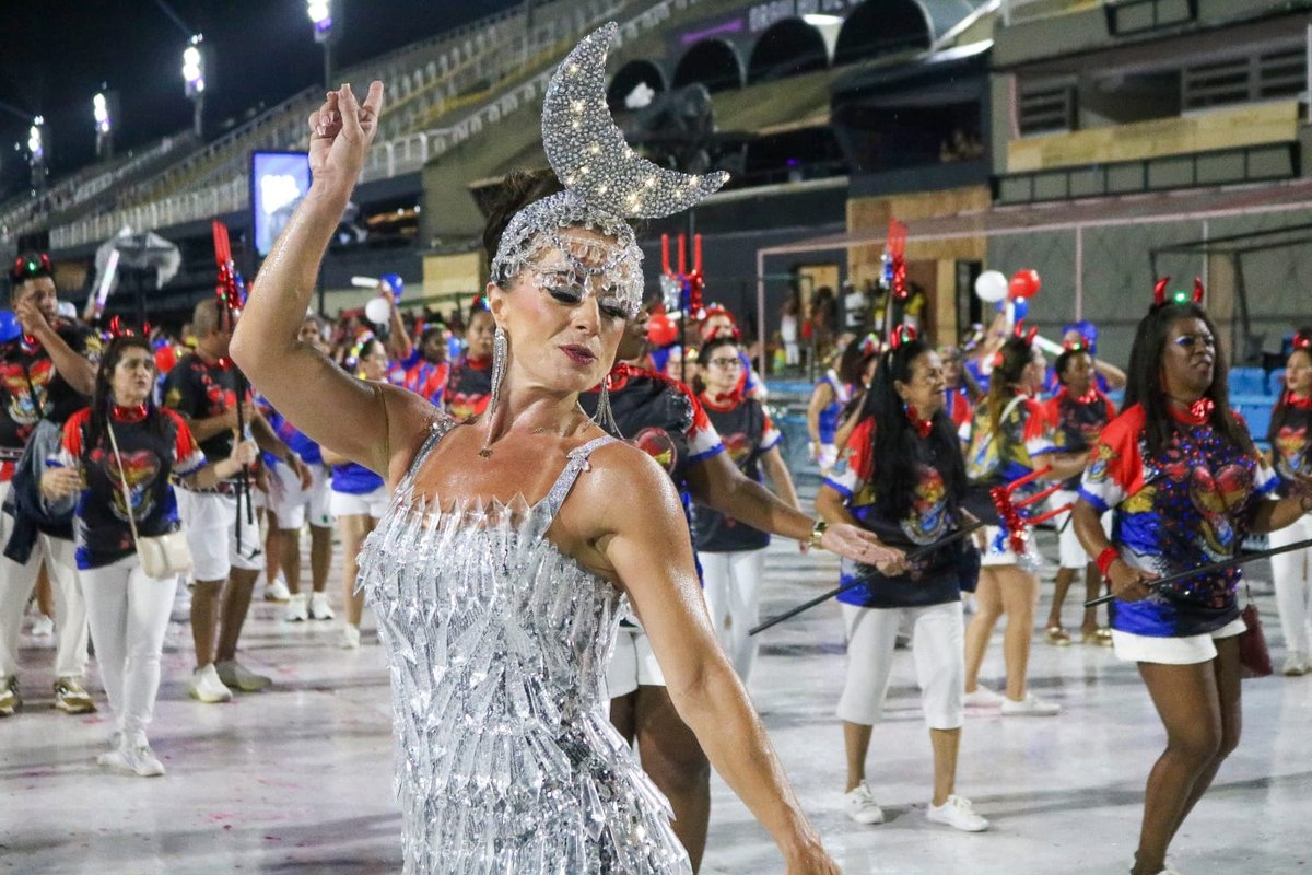 Tatiana Breia desfila em duas escolas na Sapucaí