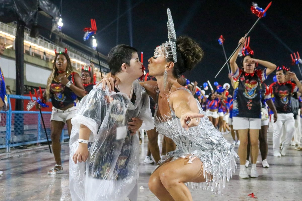 Tatiana Breia desfila em duas escolas na Sapucaí