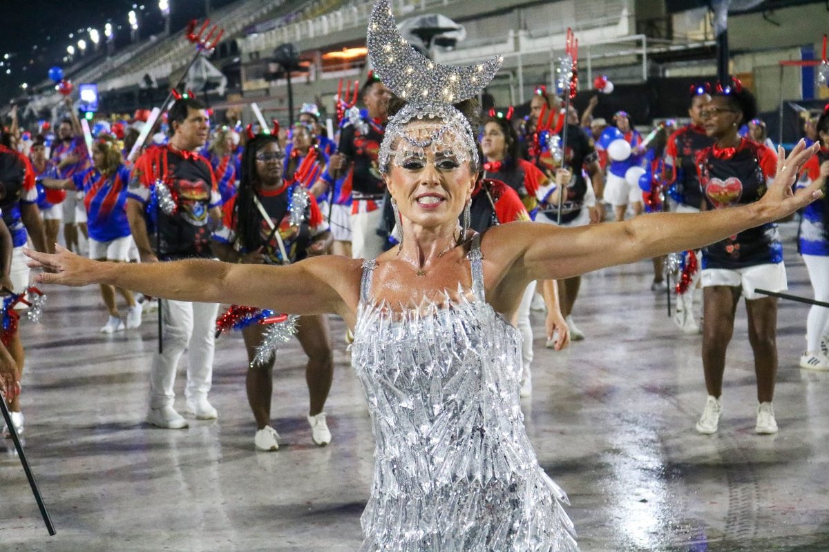 Tatiana Breia desfila em duas escolas na Sapucaí