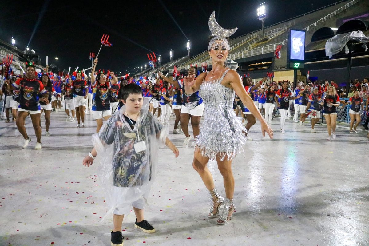 Tatiana Breia desfila em duas escolas na Sapucaí