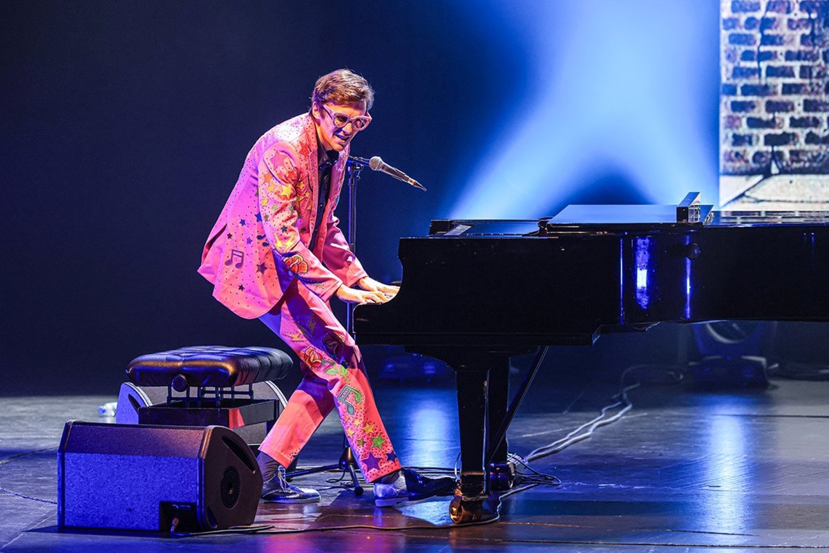 Sir El Tom, tributo a Elton John, faz show único no Rio