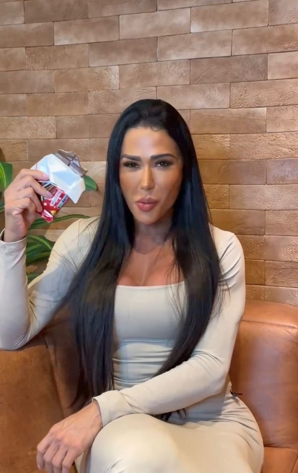 Nestlé leva Gracyanne a provar tabletes Recheados no BBB