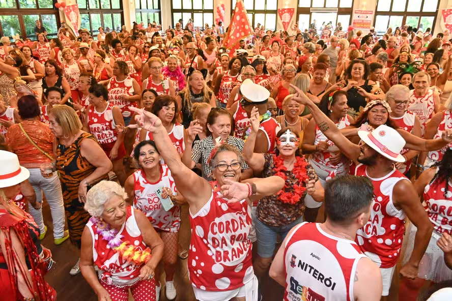 Cordão da Bola Branca faz baile solidário e desfila em Icaraí