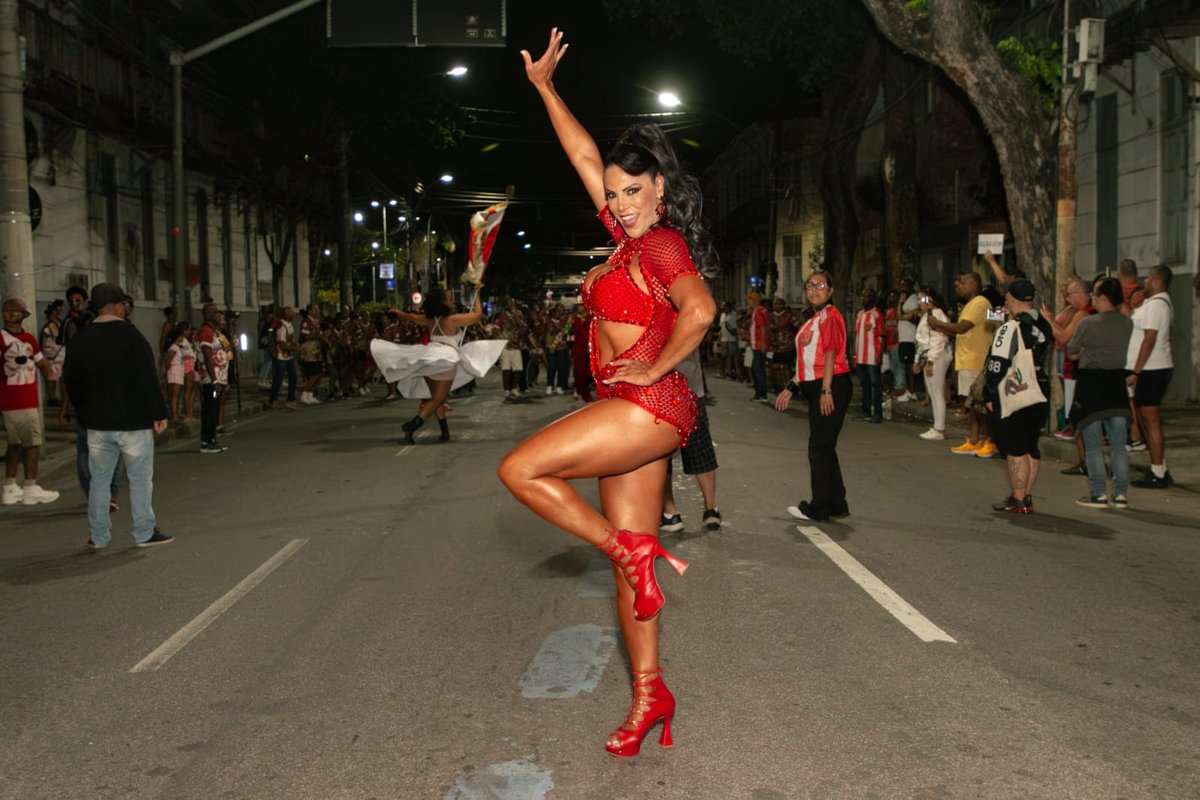 Alice Alves brilha em ensaio da Estácio de Sá