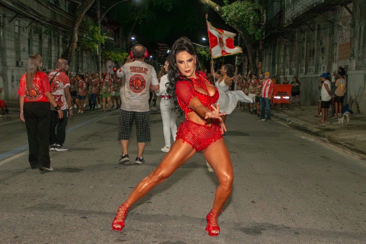 Alice Alves brilha em ensaio da Estácio de Sá