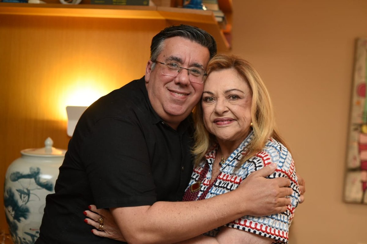 Bernadete Simonelli celebra 77 anos com feijoada em Ipanema