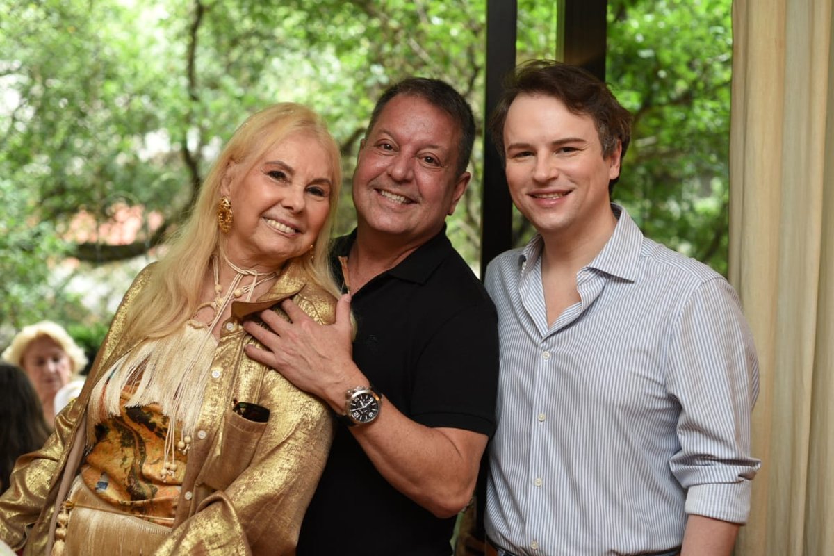 Bernadete Simonelli celebra 77 anos com feijoada em Ipanema