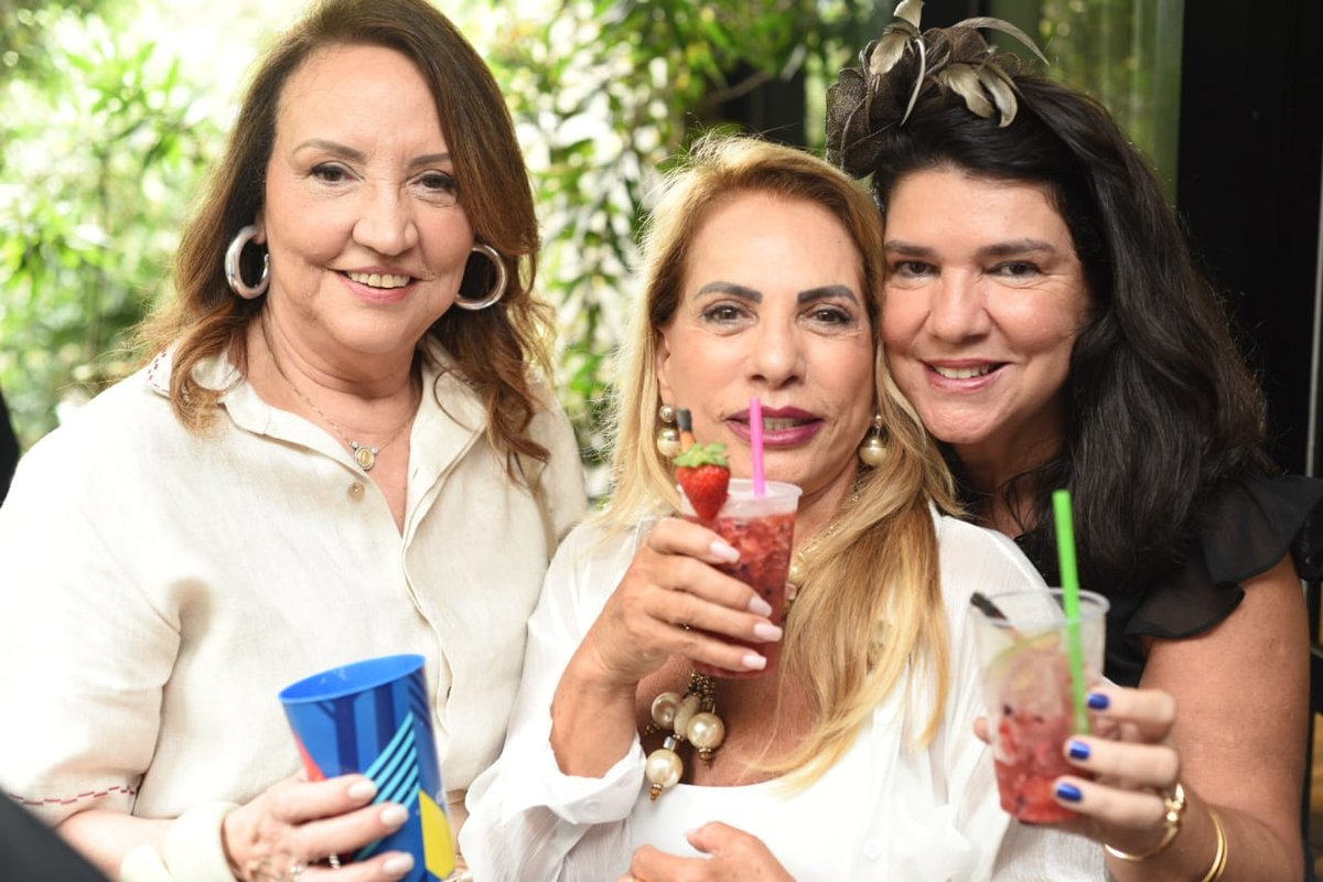 Bernadete Simonelli celebra 77 anos com feijoada em Ipanema