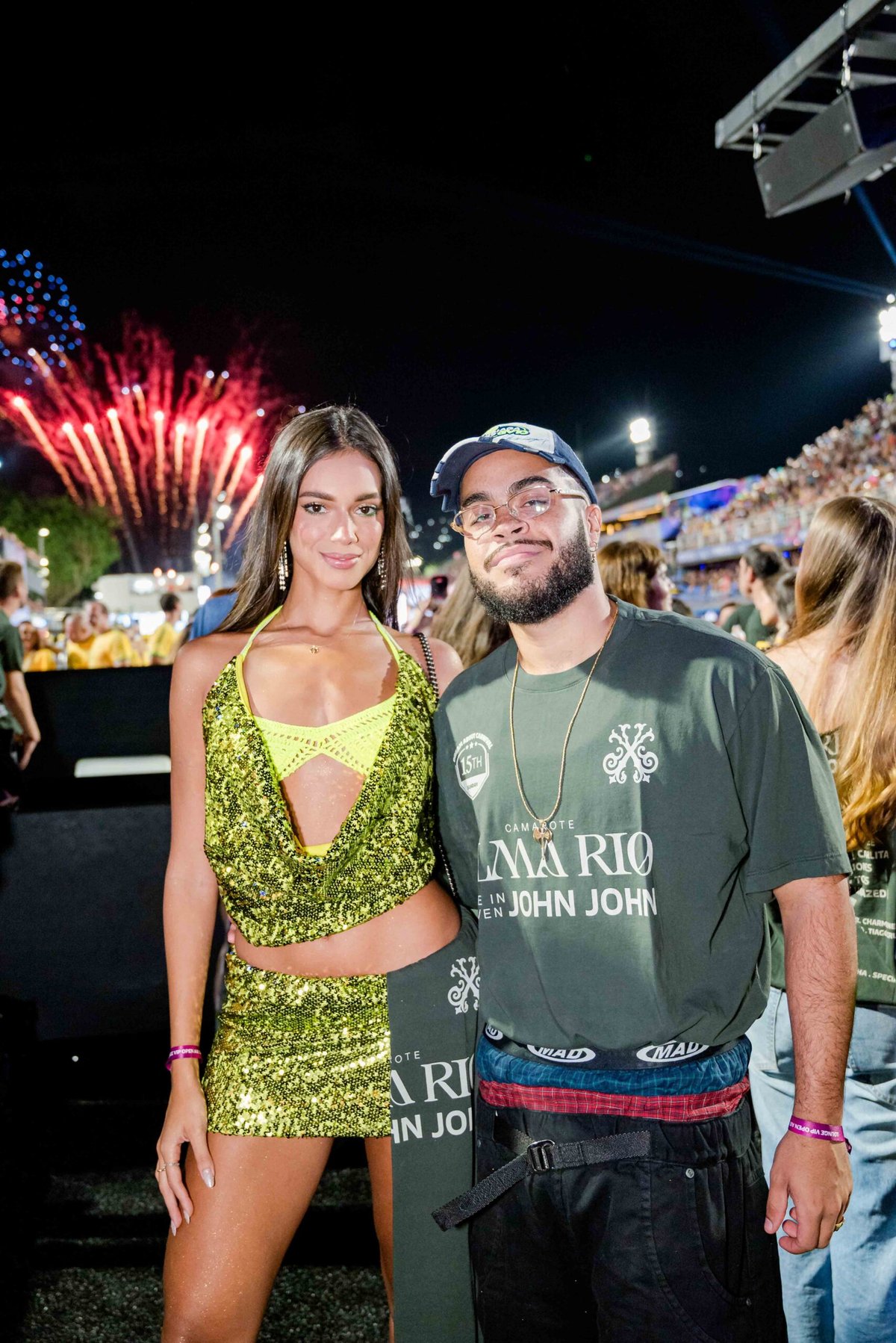 Famosos lotam a frisa do Camarote Alma Rio na primeira noite de desfiles