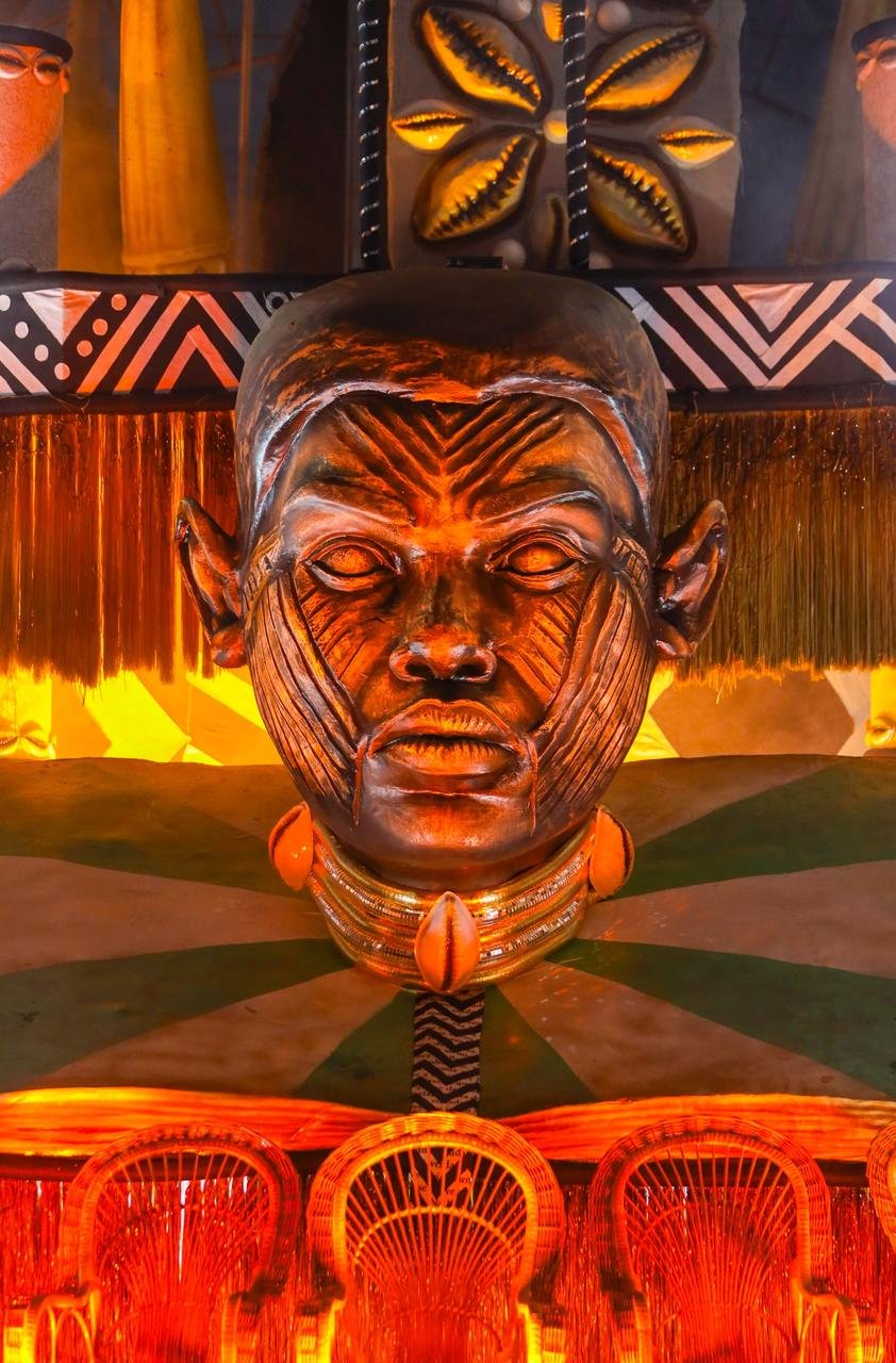 Império Serrano apresenta carro “Casa de Preto também é Academia”