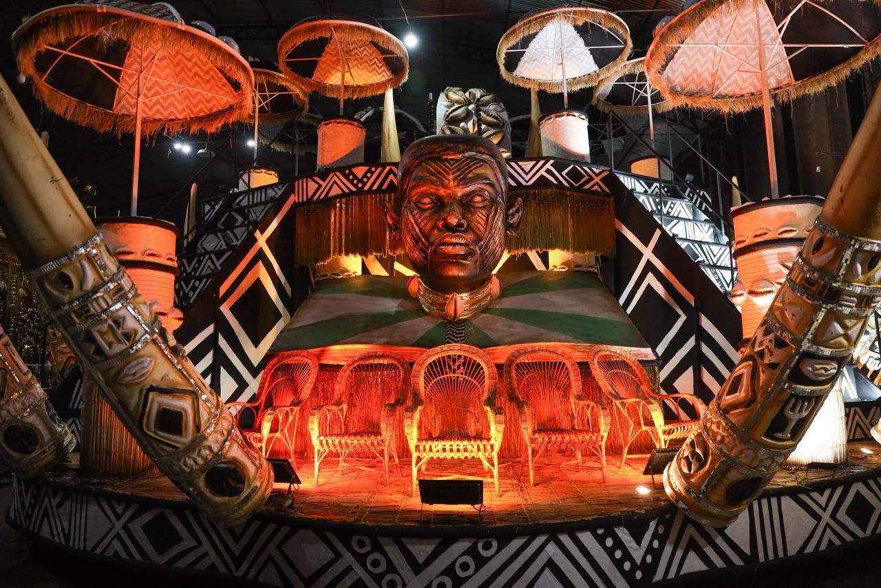 Império Serrano apresenta carro “Casa de Preto também é Academia”