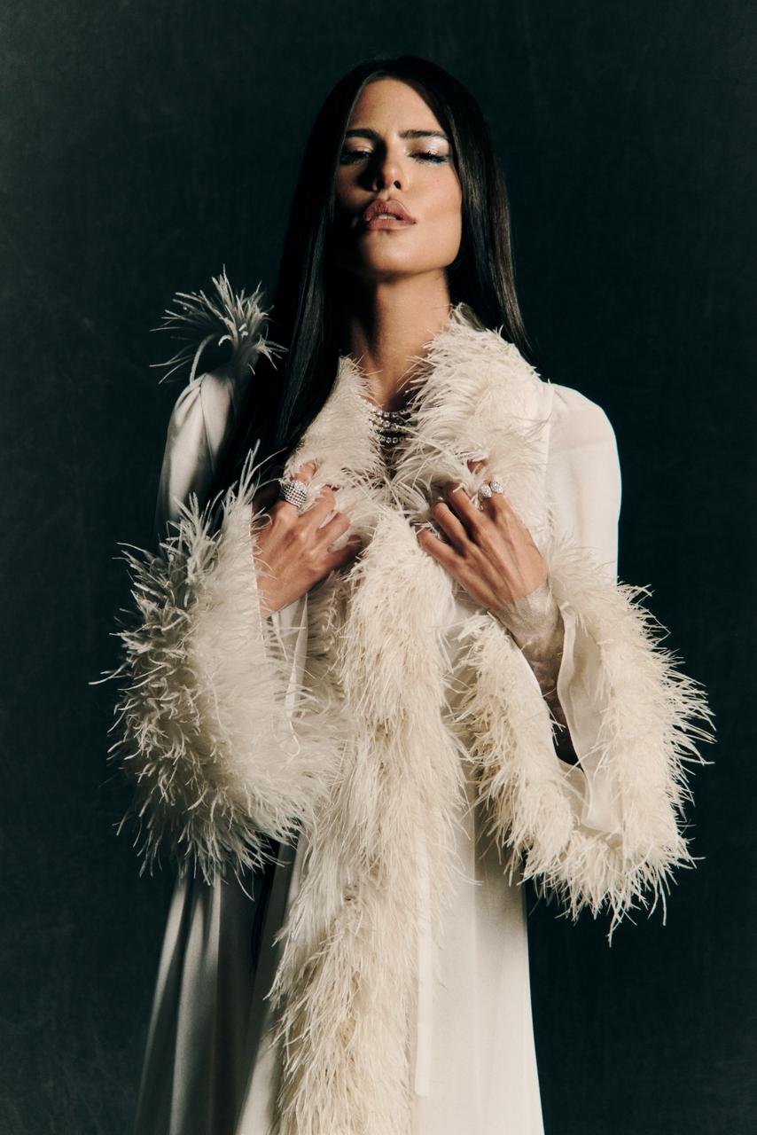 Anttónia aposta em pintura corporal e joias de R$3 milhões no baile