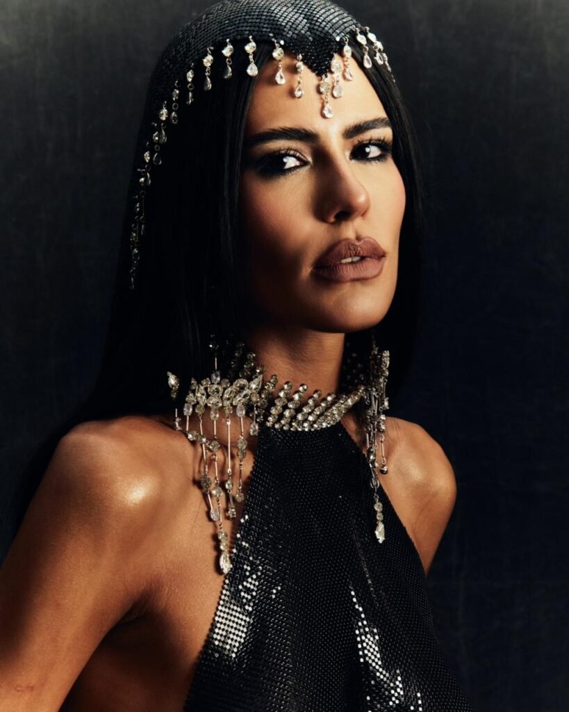 Anttónia estreia no Carnaval do Rio com look all black metalizado