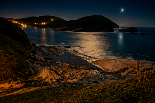 Turismo noturno cresce em Búzios com astroturismo e canoa