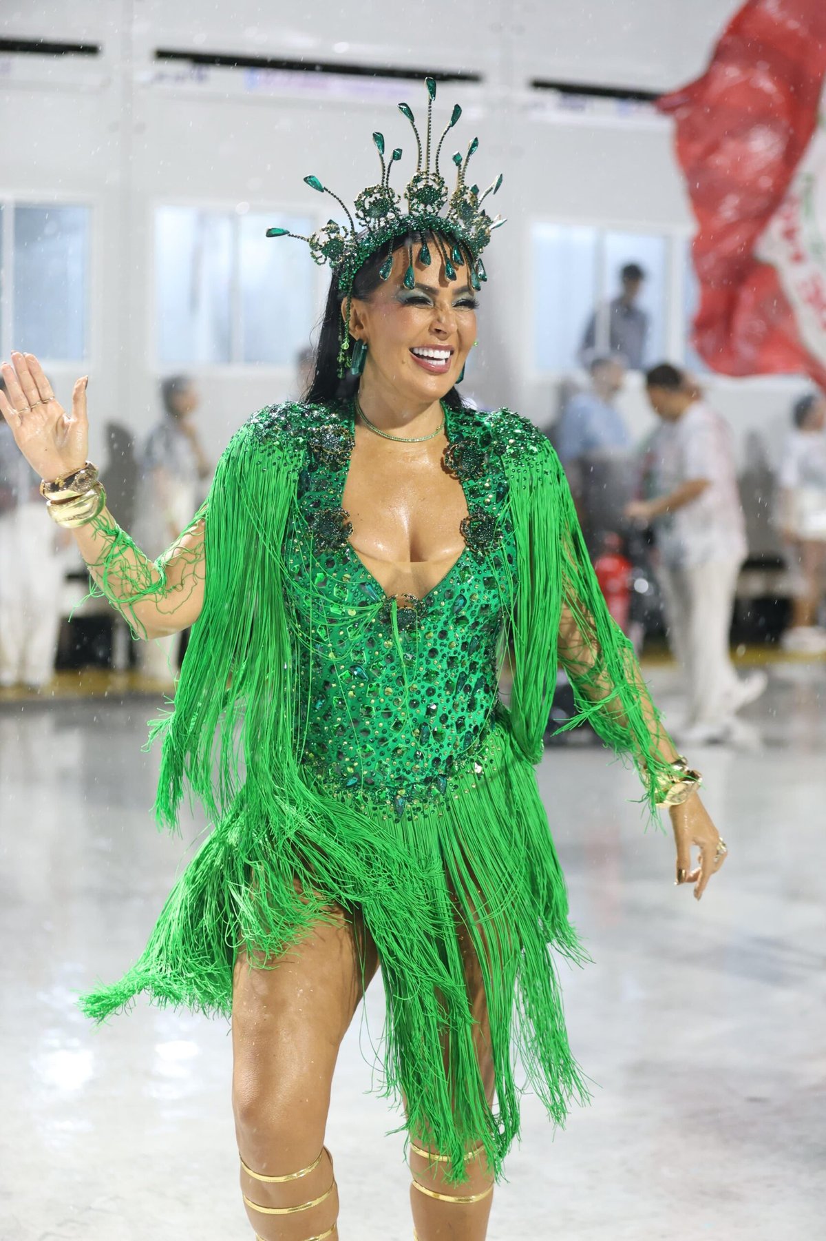 Na chuva, Gardênia brilha no último ensaio da Grande Rio