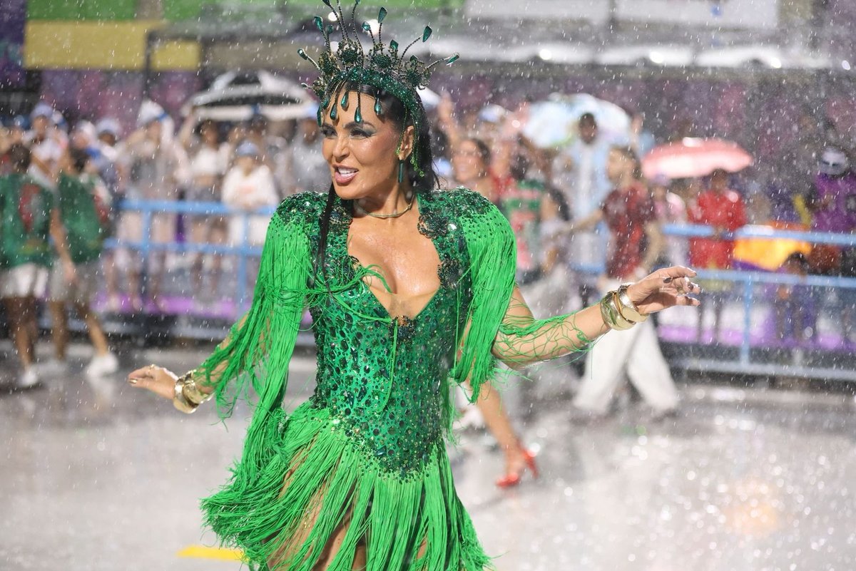 Na chuva, Gardênia brilha no último ensaio da Grande Rio