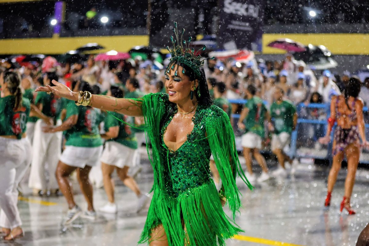 Na chuva, Gardênia brilha no último ensaio da Grande Rio