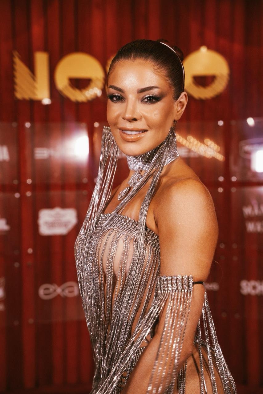 Famosos marcam presença no NOSSO durante a segunda noite de desfiles na Sapucaí