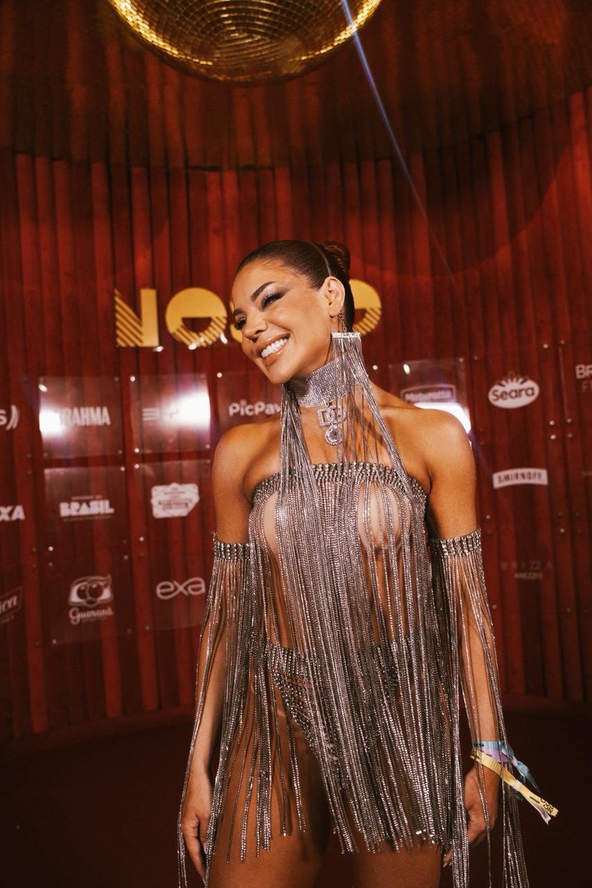 Famosos marcam presença no NOSSO durante a segunda noite de desfiles na Sapucaí