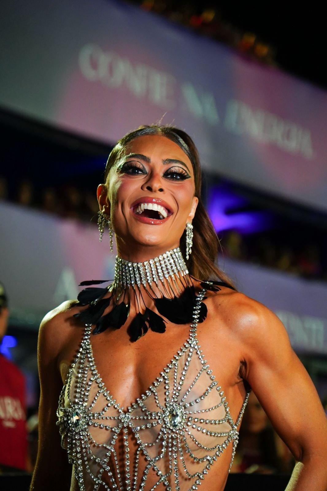 Juliana Paes encanta no Camarote Aura e exalta clima de Carnaval