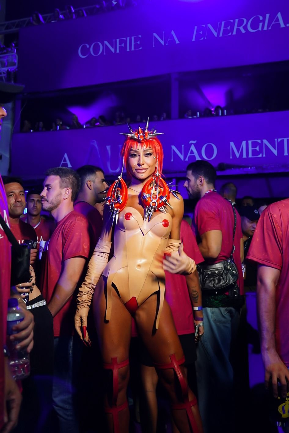 Sabrina Sato brilha com look futurista no Camarote Aura