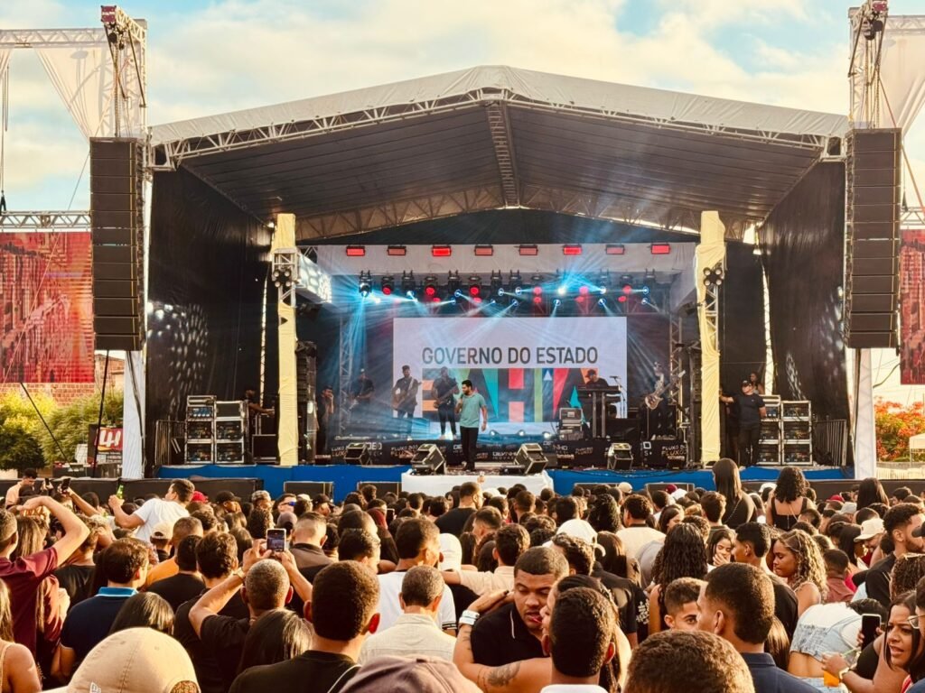 Devinho Novaes embala multidão em show de sucesso em Chorrochó