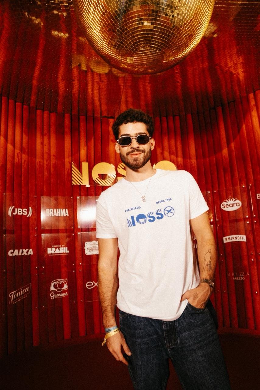 Famosos marcam presença no NOSSO durante a segunda noite de desfiles na Sapucaí