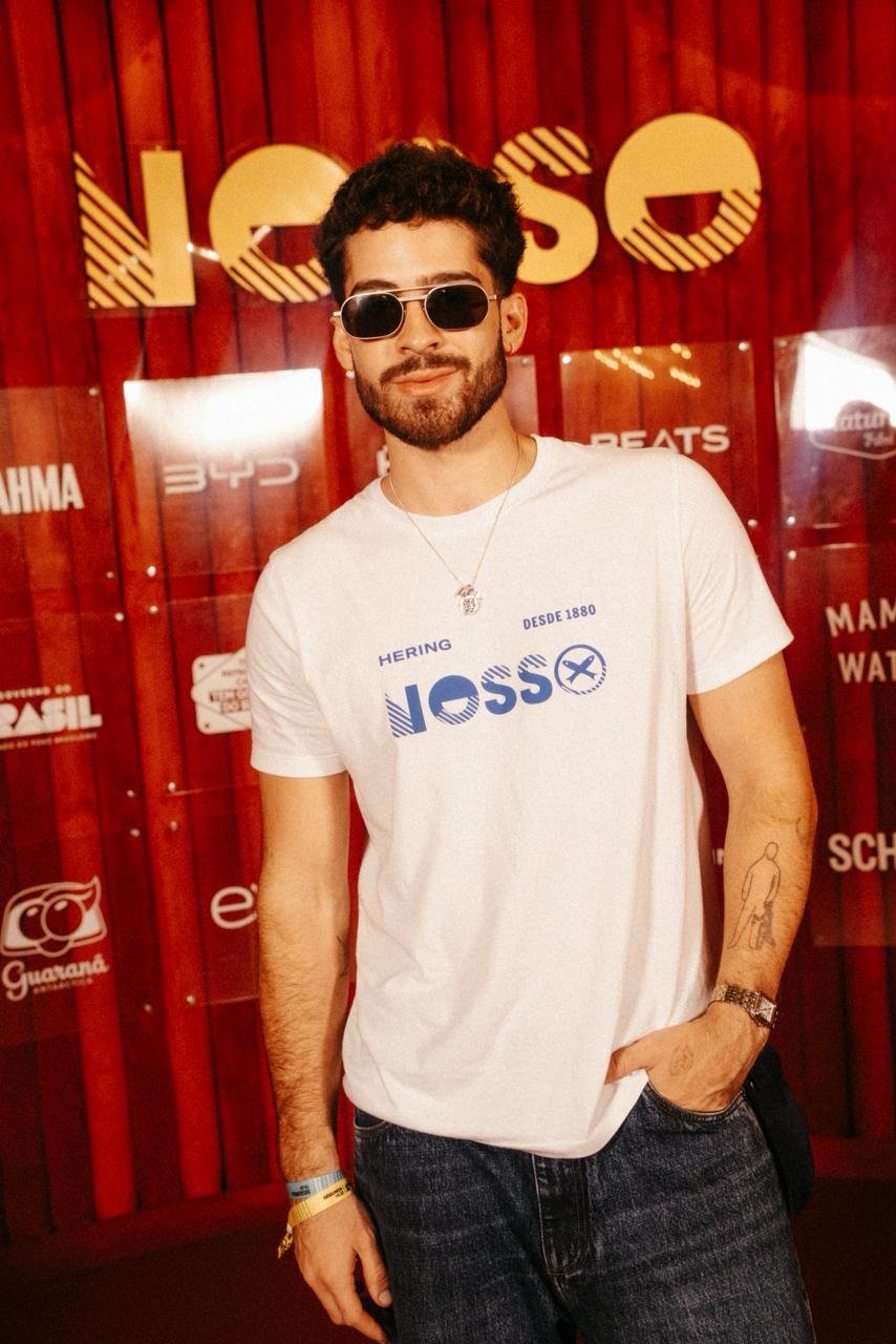 Famosos marcam presença no NOSSO durante a segunda noite de desfiles na Sapucaí