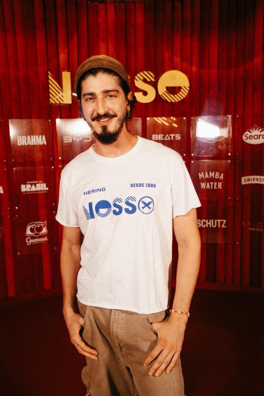 Famosos marcam presença no NOSSO durante a segunda noite de desfiles na Sapucaí