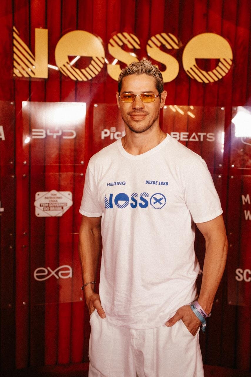 Famosos marcam presença no NOSSO durante a segunda noite de desfiles na Sapucaí