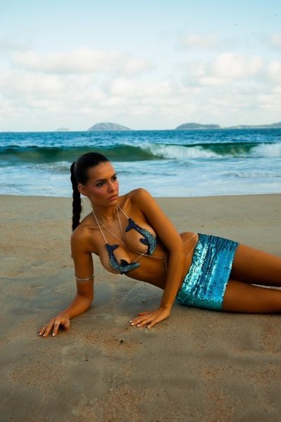 Lara Akel brilha na Sapucaí com looks inspirados no brazilcore