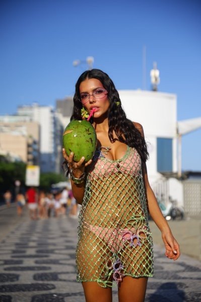 Lara Akel brilha na Sapucaí com looks inspirados no brazilcore