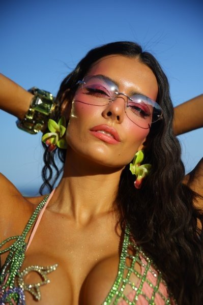 Lara Akel brilha na Sapucaí com looks inspirados no brazilcore