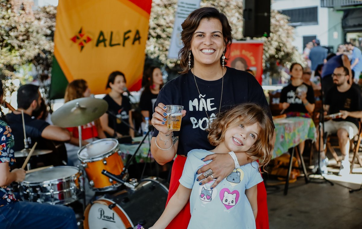 Al Farabi tem feijoada e samba no Carnaval do Rio