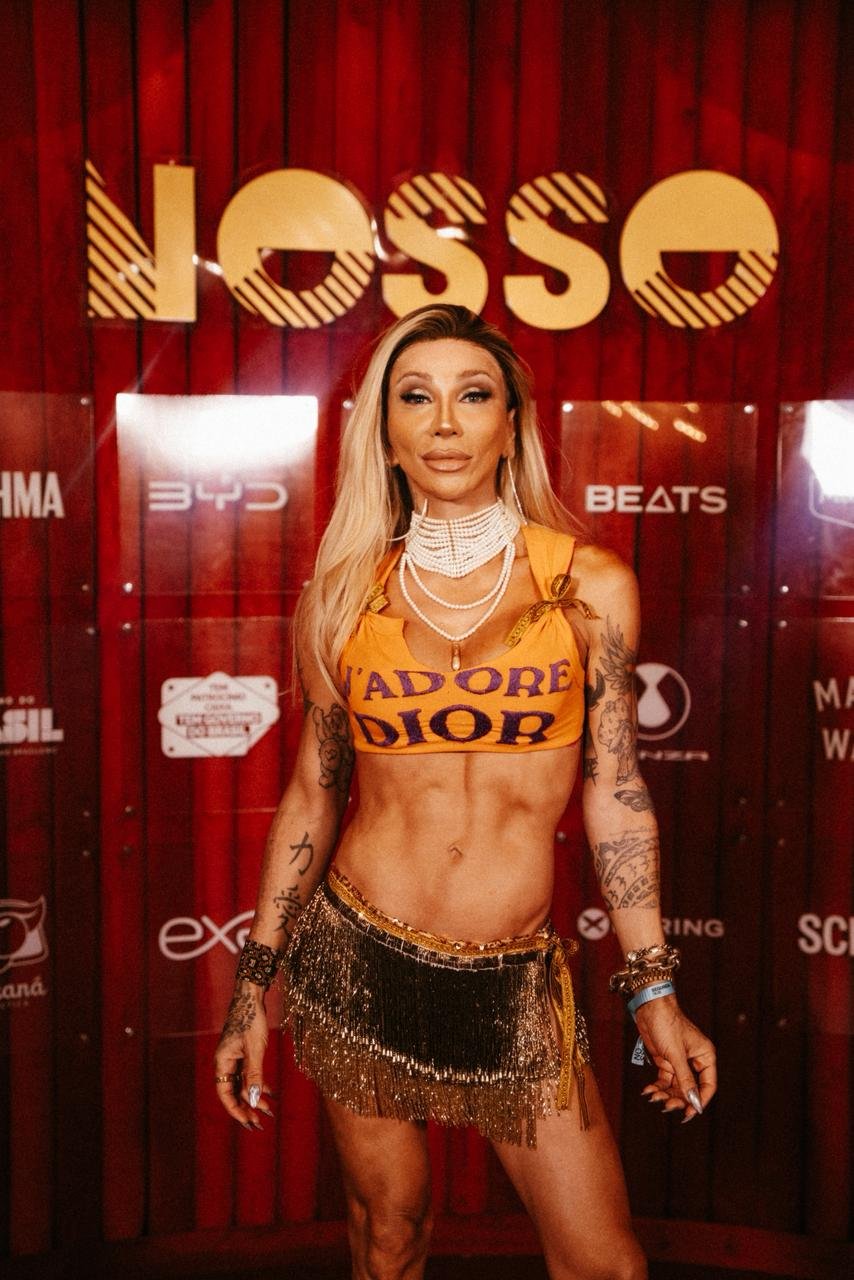 Famosos marcam presença no NOSSO durante a segunda noite de desfiles na Sapucaí