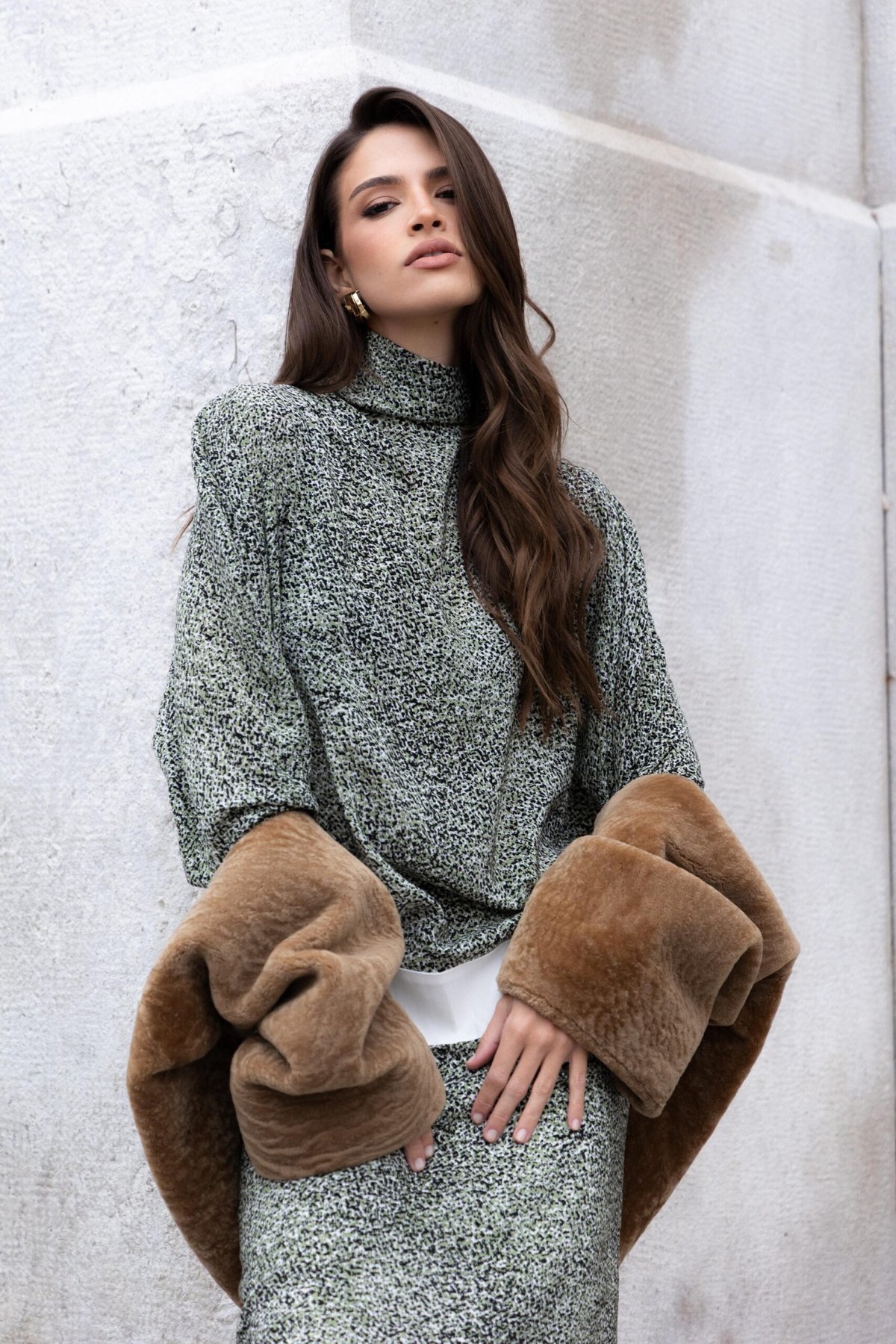 Lelê Burnier aposta em tricô e textura felpuda em Milão