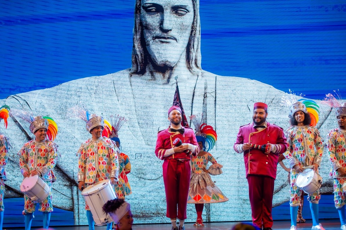 Roxy Dinner Show celebra o Brasil com musical imersivo “Aquele Abraço”