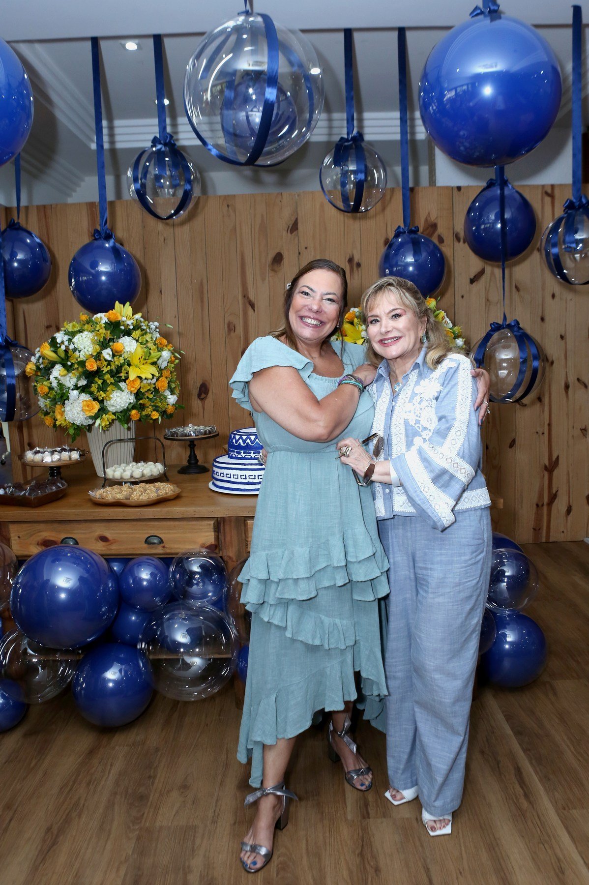 Claudia Cury reúne amigos em feijoada e roda de samba no Rio