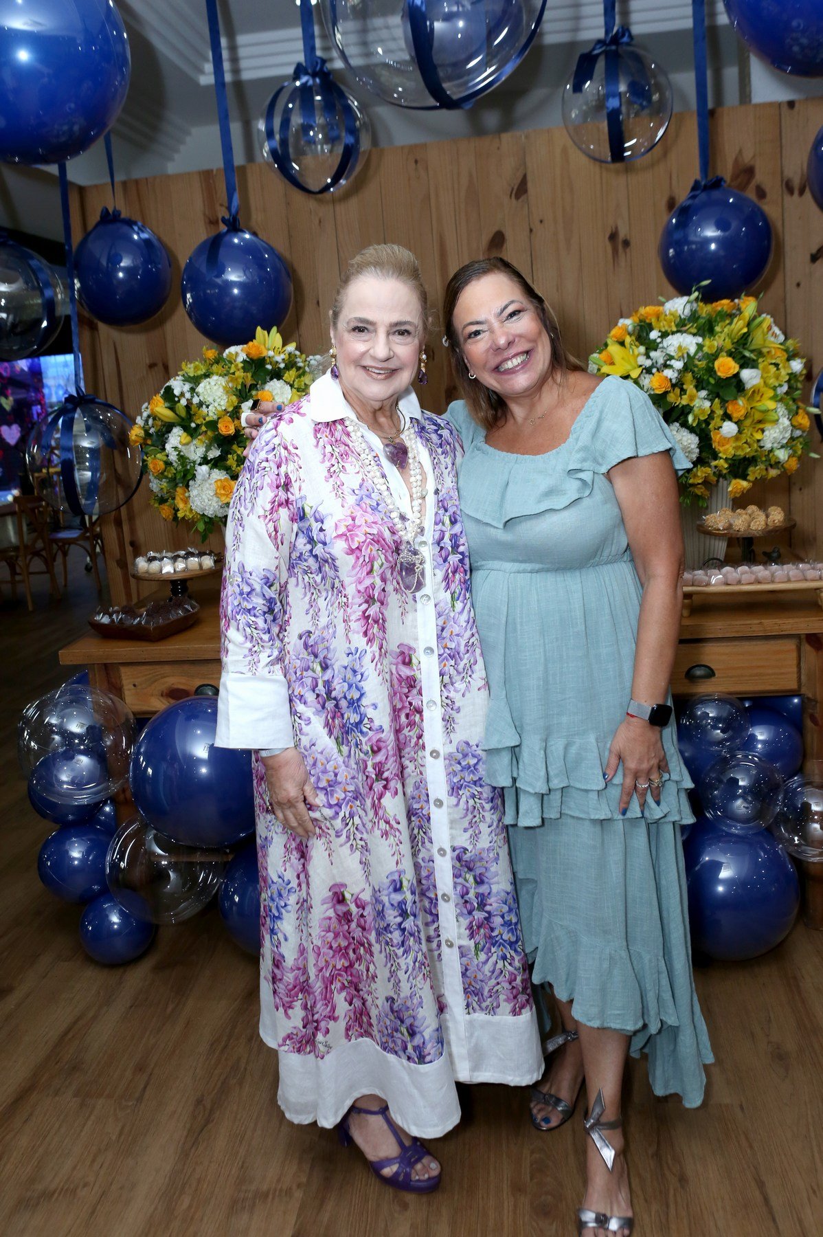 Claudia Cury reúne amigos em feijoada e roda de samba no Rio