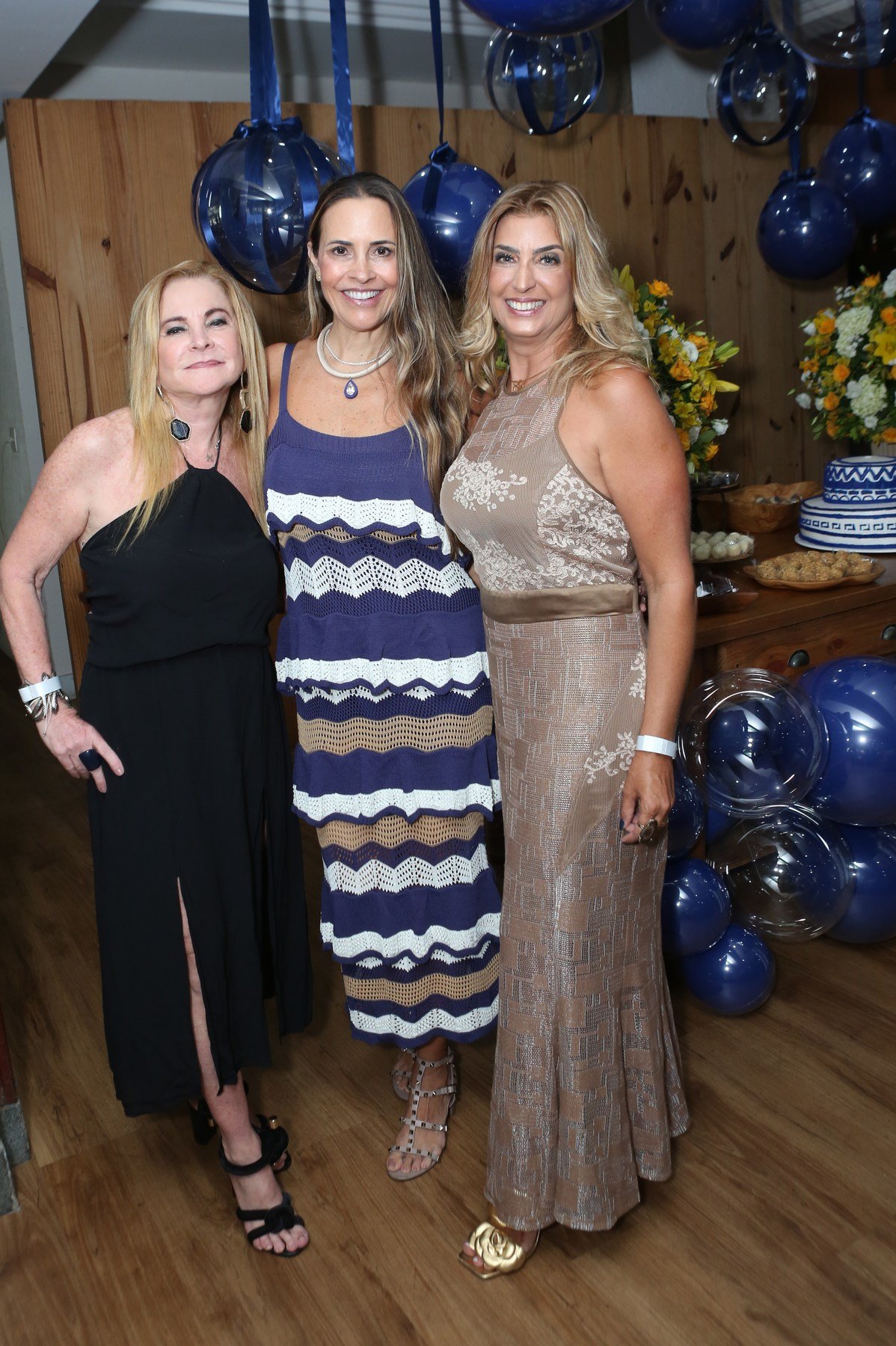 Claudia Cury reúne amigos em feijoada e roda de samba no Rio