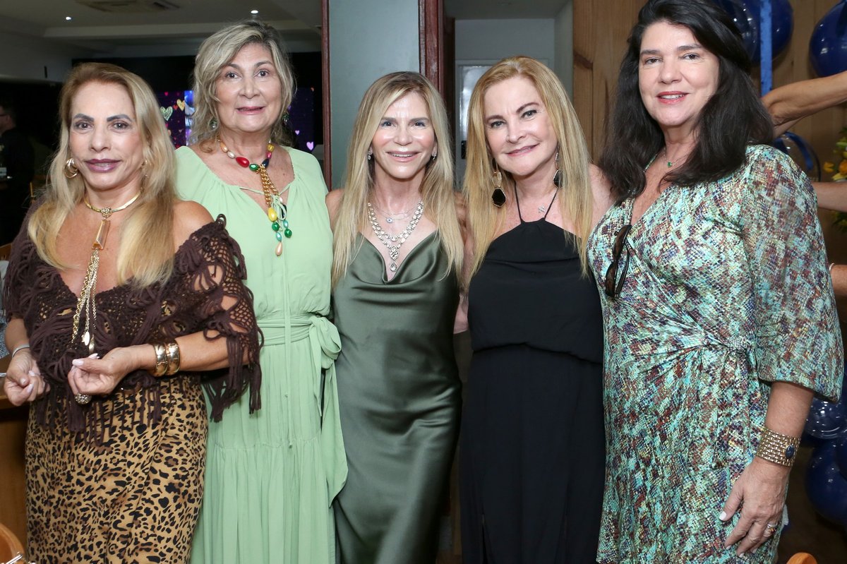 Claudia Cury reúne amigos em feijoada e roda de samba no Rio