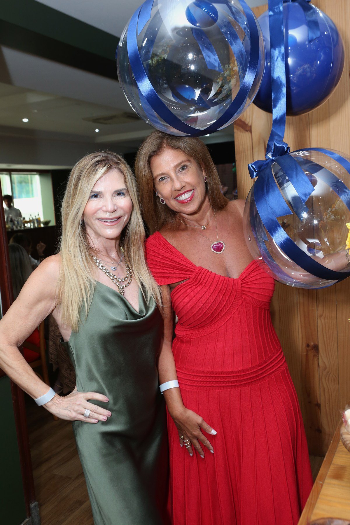 Claudia Cury reúne amigos em feijoada e roda de samba no Rio