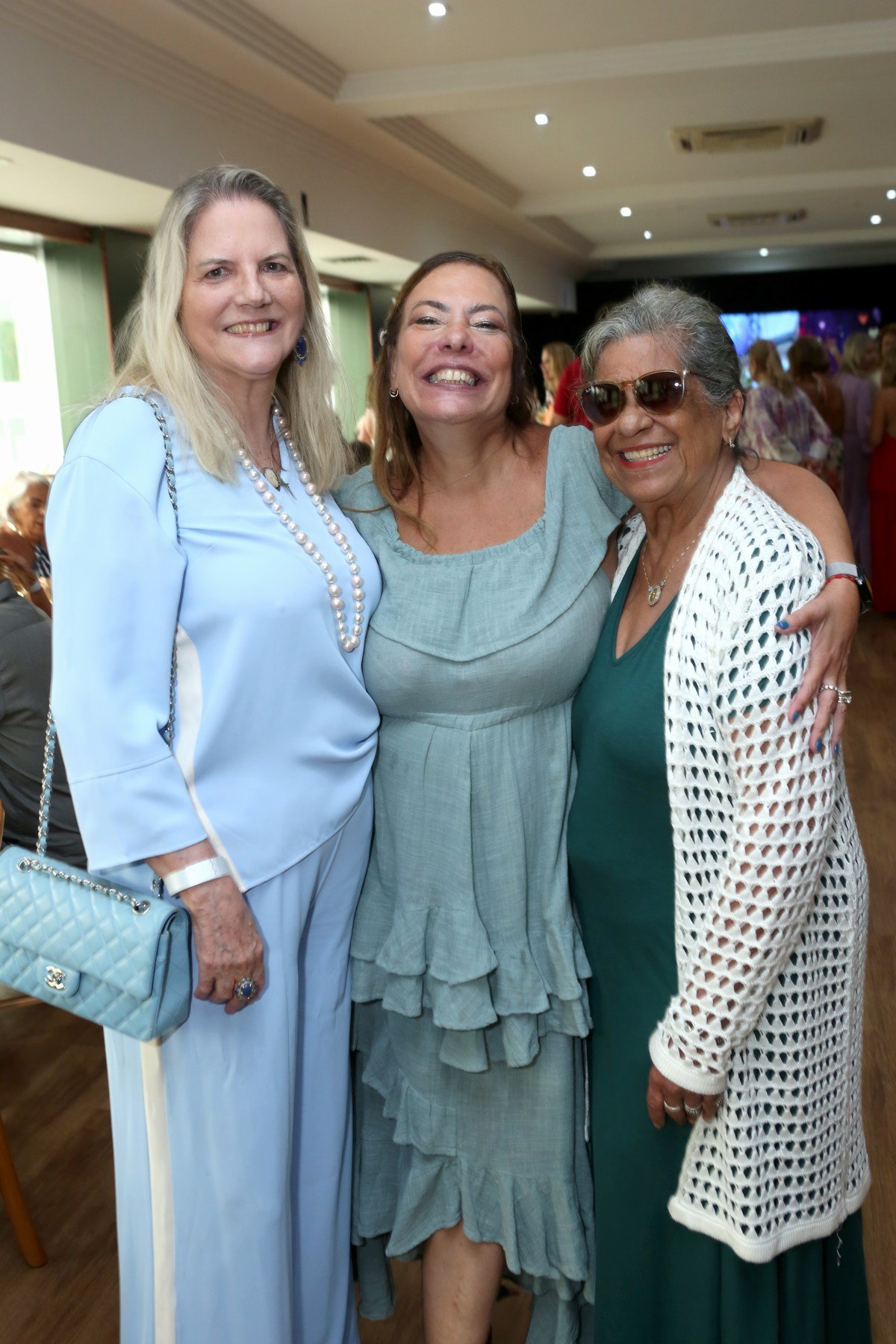 Claudia Cury reúne amigos em feijoada e roda de samba no Rio