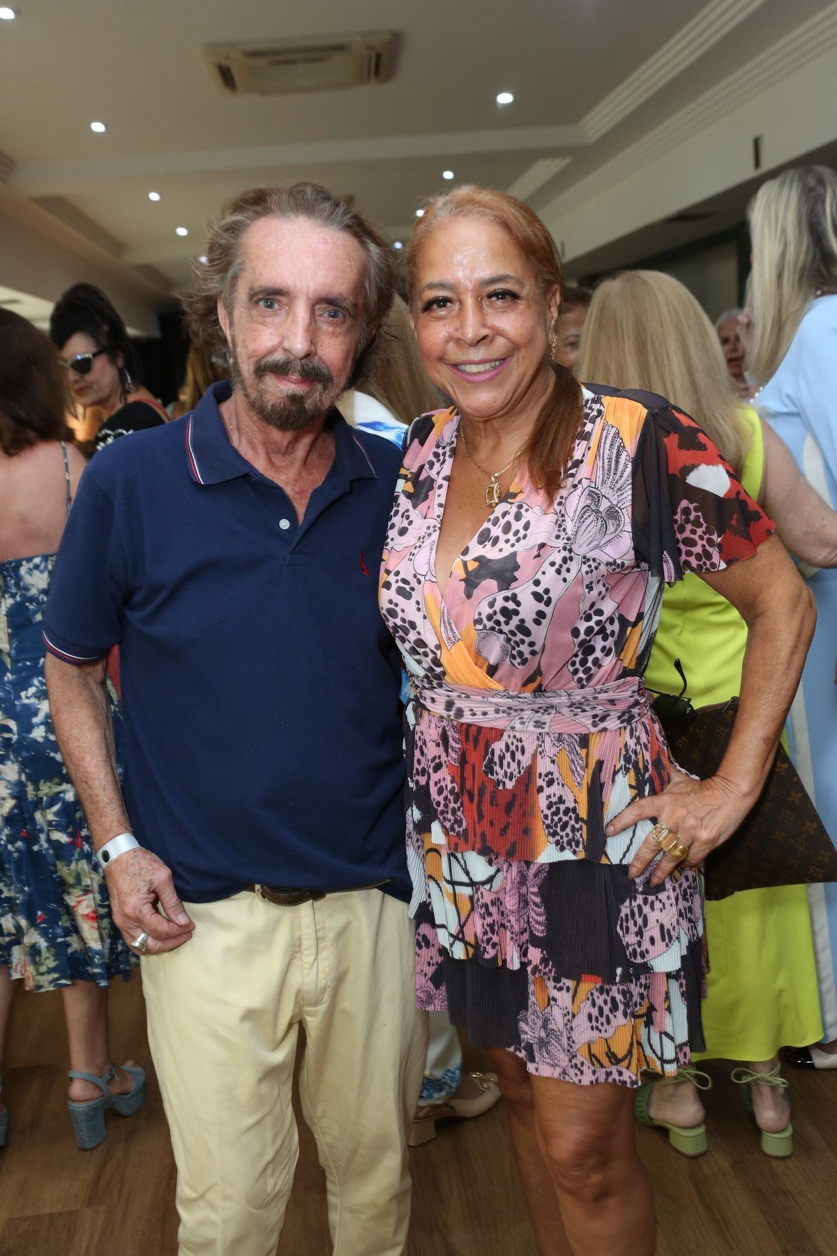 Claudia Cury reúne amigos em feijoada e roda de samba no Rio