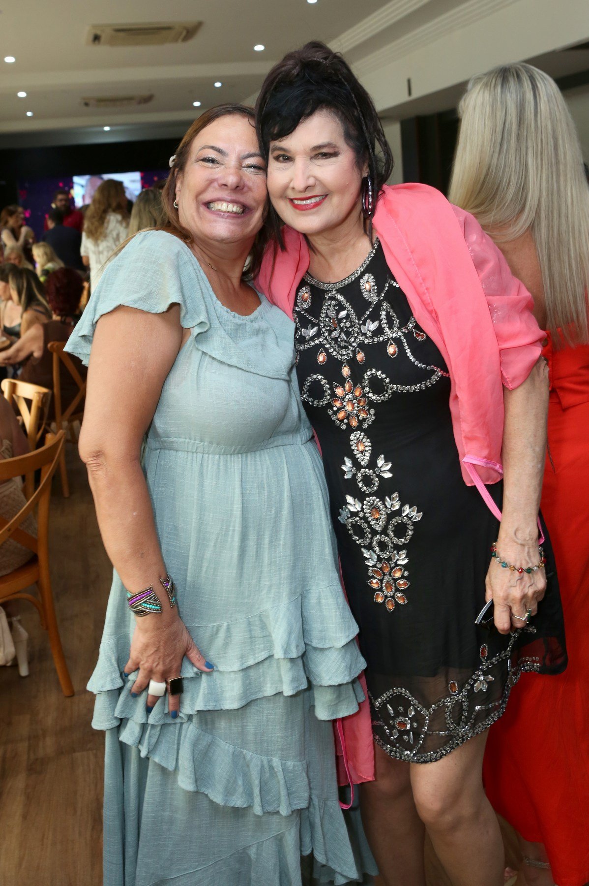 Claudia Cury reúne amigos em feijoada e roda de samba no Rio