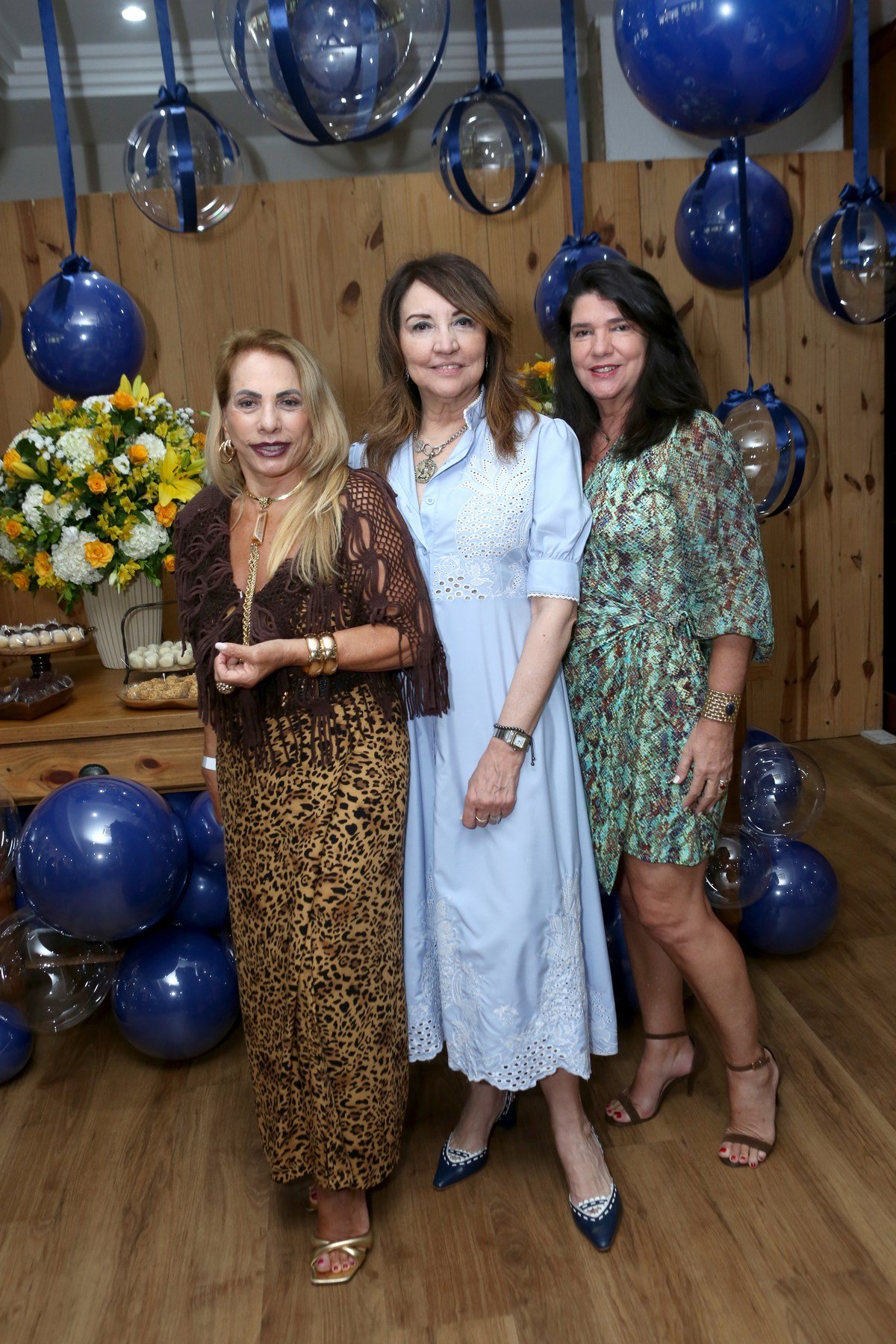 Claudia Cury reúne amigos em feijoada e roda de samba no Rio